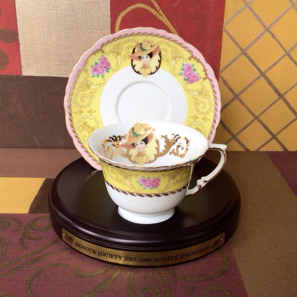 Avon 2005-2006 Honor Society Teacup Saucer And Stand